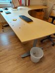 skrivbord och stolar