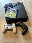 PlayStation 4 + 2 handkontroller, strömkabel och FIFA 25