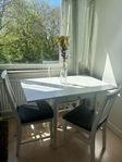 Fint klaffbord med stolar