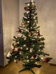 Julgran i plast med pynt och belysning