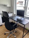 Skrivbord och skrivbordsstol