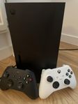 Xbox Series X med 2 kontroller
