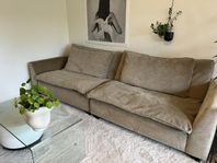 Mio Bellora soffa i sammet – lyx och komfort i ett!