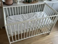 IKEA Gulliver spjälsäng + JÄTTETRÖTT madrass – superdu
