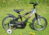 DBS barncykel 16 tum med hand / fotbroms.  Mkt fint skick.