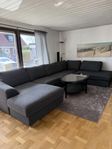 Stor soffa i kl. soffbord och matta