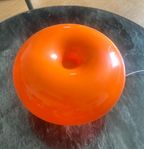 Orange bordslampa oanvänt