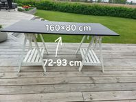 Bord/skrivbord med höj-och sänkbara bockar