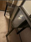 Bortskänkas svart glas skrivbord