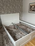 Bortskänkes Vit sängram och huvudgavel 160 cm