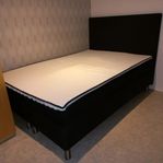 komplett kontentinalsäng 140x200 i väldigt fin skick