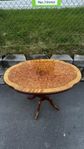 Stiligt ovalt bord i klassisk design