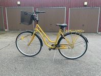 Damcykel 28 tum – med korg, pakethållare & ramlås