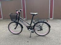 Crescent Saga 20 tum – svart med rosa stjärnor – 3 väx