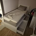 Säng 90 cm madrass med lådor