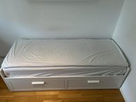 Säng 80 x 200 cm med förvaringslådor. 