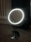 Spegel med inbyggd lampa