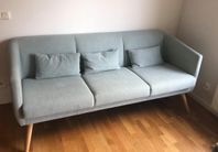 Burhens Chloe 3-sitssoffs med Minerva 316 tyg, vitoljade ben