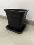 Fyrkantig plastkruka 11L 25x25cm med krukfat