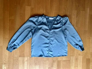 Elegant ljusblå blus från Vila i storlek 40