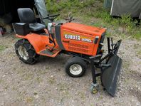 Kubota - trädgårdstraktor med snöblad och klippaggregat