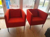 Två röda fåtöljer - Ikea Ekerö 