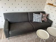 Grå soffa mått 220x85x85 cm , fint skick 