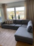 Grå divansoffa