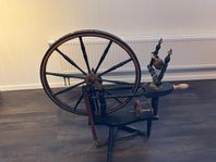 Gammal spinnrock med patina