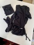 Färdigknuten bärsjal Najell Wrap Small Charcoal Black
