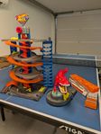 Hot Wheels garage, dinosaurie och lastbil