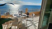 På strandpromenaden med full havsutsikt i Torrevieja