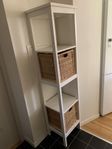 Ikea Hemnes hylla med två trådbackar