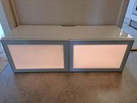 TV-bänk Ikea Bestå med två Surte dörrar med LED-belysnin