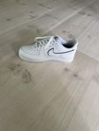 vit Nike sko