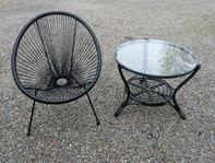 Loungestol och rottingbord
