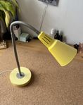 Gul skrivbordslampa