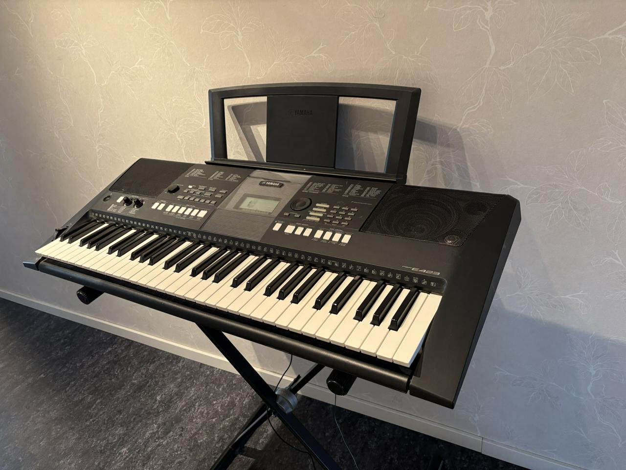 Yamaha PSR E423 keyboard