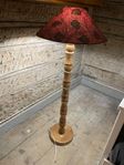GOLVLAMPA Luxus, 70-tal. Svarvad, med unik skärm 