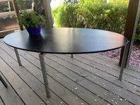 Vackert mörkt träbord med ben i metall/stål, 