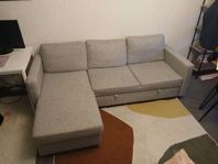 grå 3-sitssoffa med schäslong 