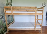 Mydal våningssäng med två bäddmadrasser från IKEA