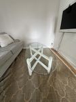 soffbord glasskiva med vitt underrede