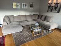 Rymlig bekväm soffa