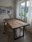 Handbyggt matbord i massivt trä