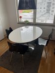 vitt matbord i högglans med 3 svarta stolar 