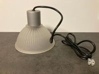Hänglampa med vit frostad kupa. Fönsterlampa fr Ikea. Retr