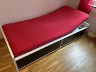 Säng med höjbar ribbotten