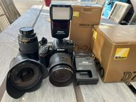 Nikon D7000 med objektiv och blixt