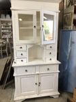 charmigt vitrinskåp i shabby chic